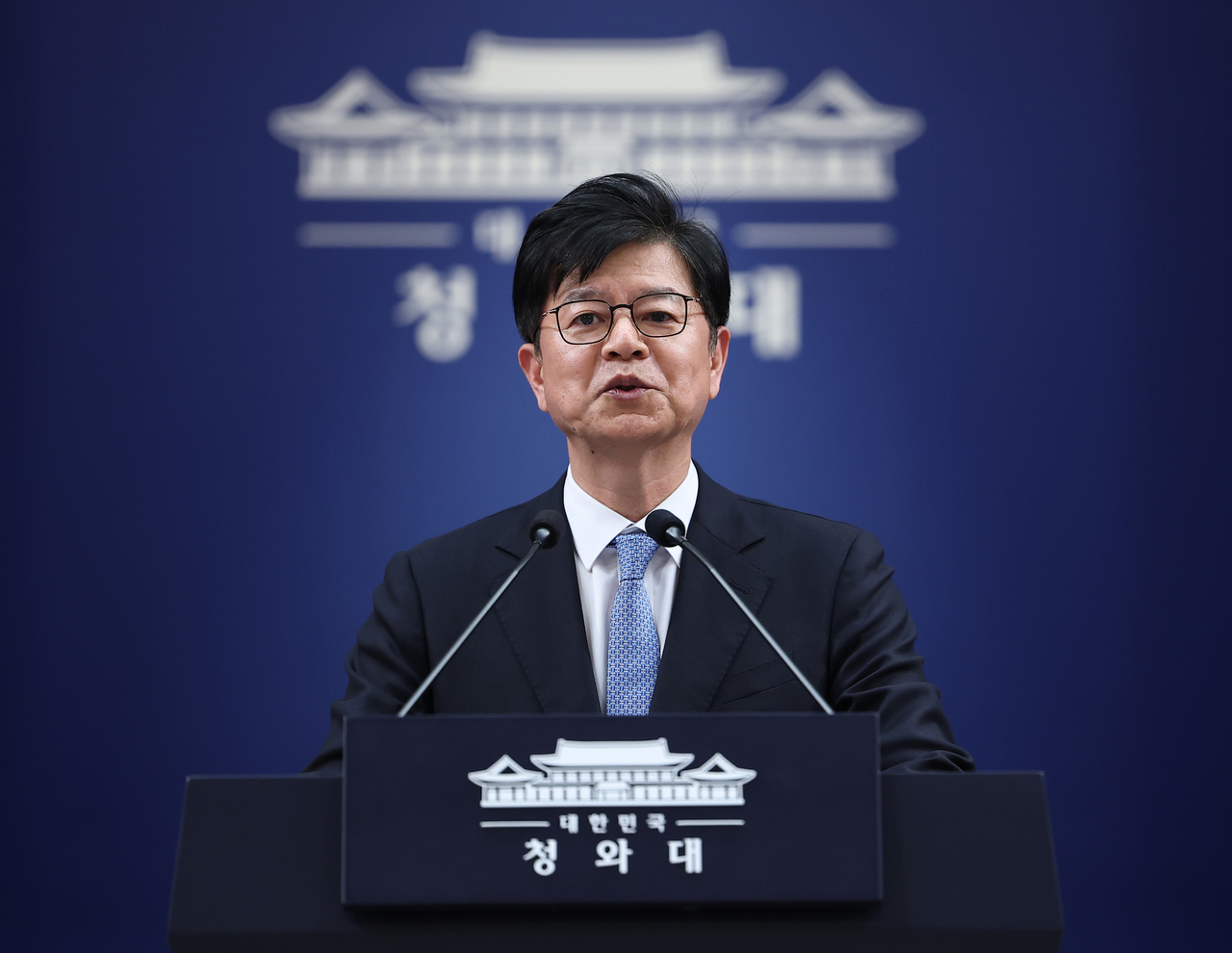 Seong Ghi-hong, senior presidential secretary for public relations and communication, briefs reporters at the Cheong Wa Dae press center on Tuesday about President Lee Jae Myung’s upcoming news conference on Friday. (Yonhap)
