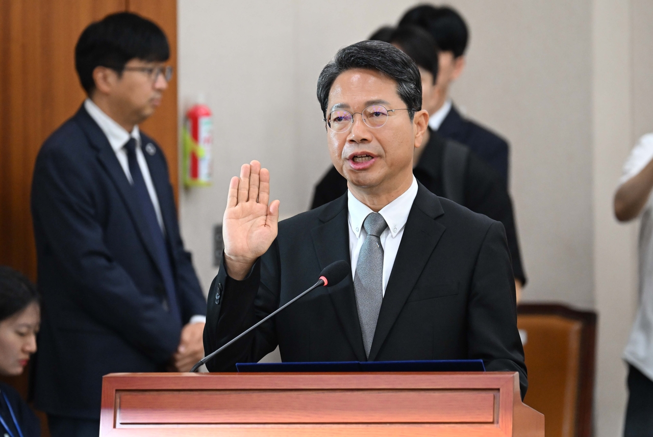 김승원 법무부 장관 후보자가 15일 오전 서울 여의도 국회 법제사법위원회에서 열린 인사청문회에서 선서를 하고 있다. 이상섭 기자