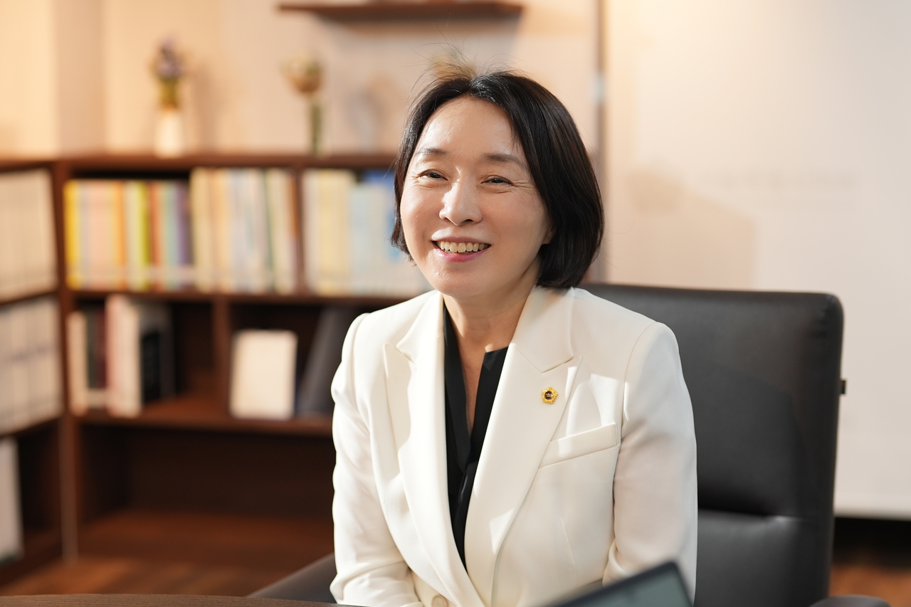 민 의원이 ‘압구정 428’ 공영주차장 부지를 숲과 미술관이 어우러진 공공문화공간으로 조성하겠다는 구상을 밝히고 있다. 양정원 기자