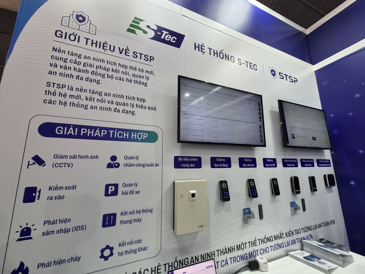 10일 ‘세큐테크+(Secutech+) 베트남 2026’ 에스텍시스템 부스에 마련된 ‘S-TEC NAVI AI 통합관제센터(NOC)’.  [베트남 하노이=김유진 기자]