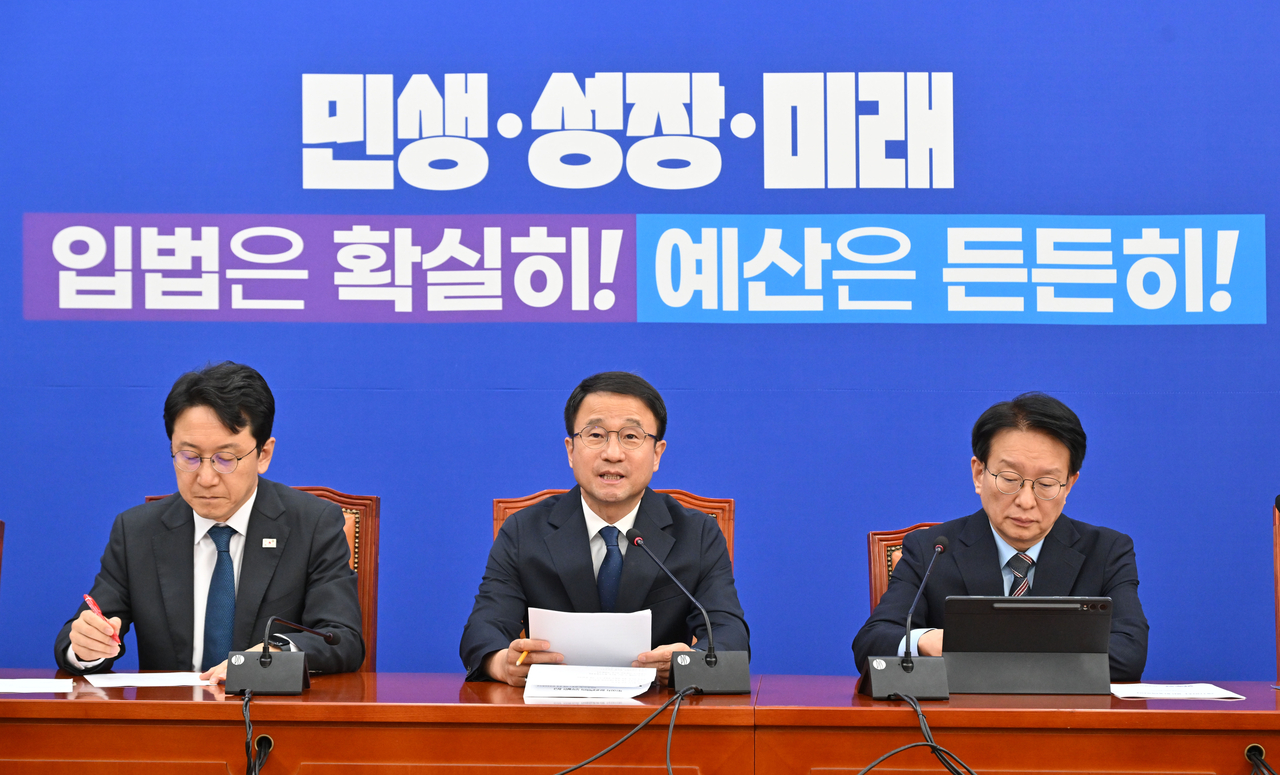 Democratic Party of Korea Floor Leader Han Byung-do (center) delivers opening remarks at a floor strategy meeting at the National Assembly in Yeouido, Seoul, on Tuesday. (Lim Se-jun)
