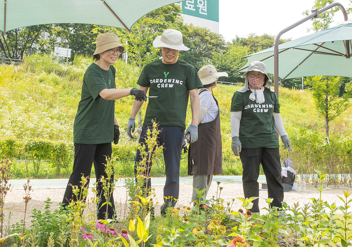 Yangcheon-gu District Mayor Lee Gi-jae tends to a garden.