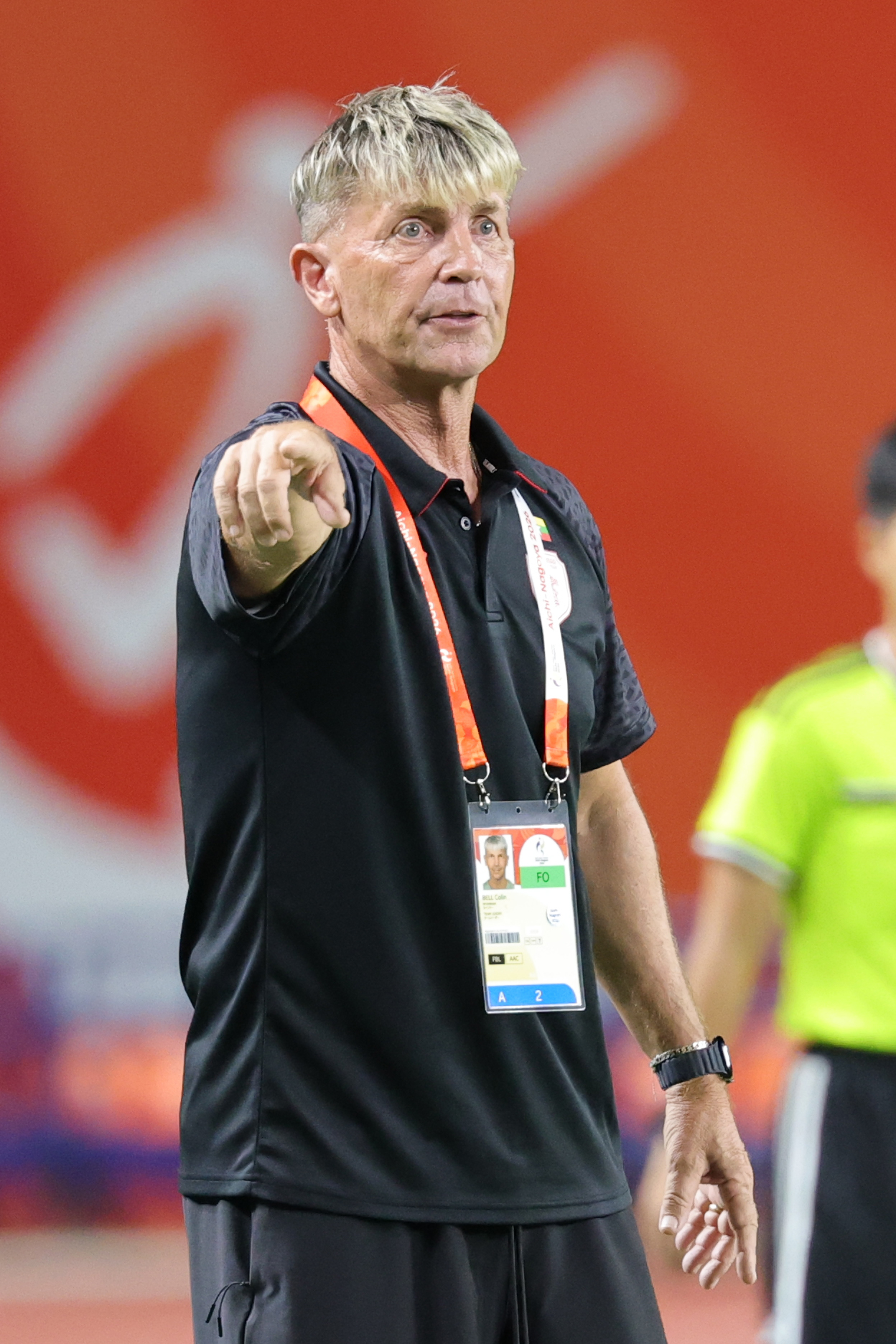 Myanmar head coach Colin Bell gives instruction to his players against South Korea during the teams' Group F match of the women's football tournament at the Asian Games at Nagai Stadium in Osaka, Japan, on Monday. (Yonhap)