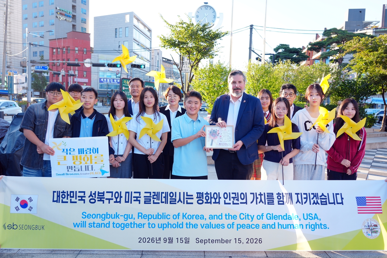 Glendale Mayor Ardy Kassakhian and city officials from Glendale, California, visit the Korea-China Statue of Peace at Bunsumaeru Plaza along Seongbukcheon Stream on Tuesday.