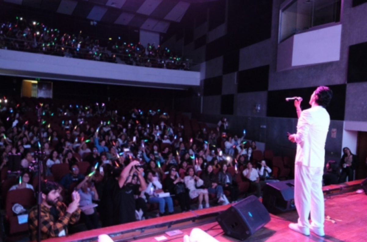 Shin Hyun-joon sings during a fan meeting held at Auditorio Colegio Melitón Carvajal in Lima, Peru, on Sept. 12. (HJ Film)