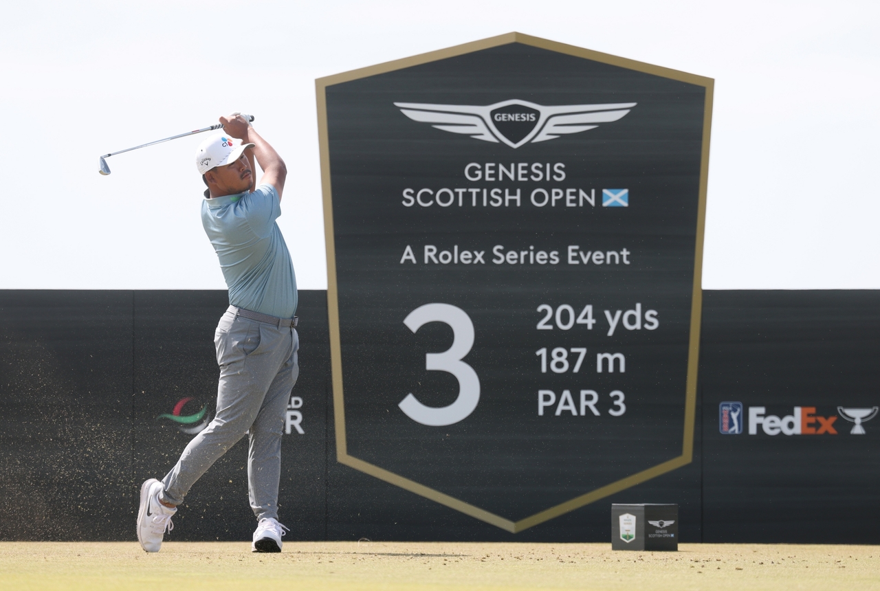 Kim Si-woo tees off at the 2026 Genesis Scottish Open. [Genesis Championship Organizing Committee]