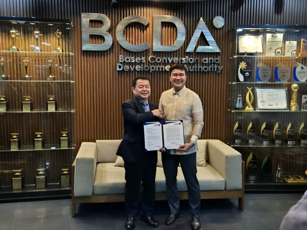 14일 필리핀 기지전환개발청(BCDA)에서 열린 뉴클락시티 물 인프라 사업의 우선협상대상자(OPS) 지위 수여식에서 윤석대(사진 왼쪽) 한국수자원공사 사장이 조슈아 빙캉(Joshua M. Bingcang) BCDA 청장과 기념 촬영을 하고 있다. [한국수자원공사 제공]