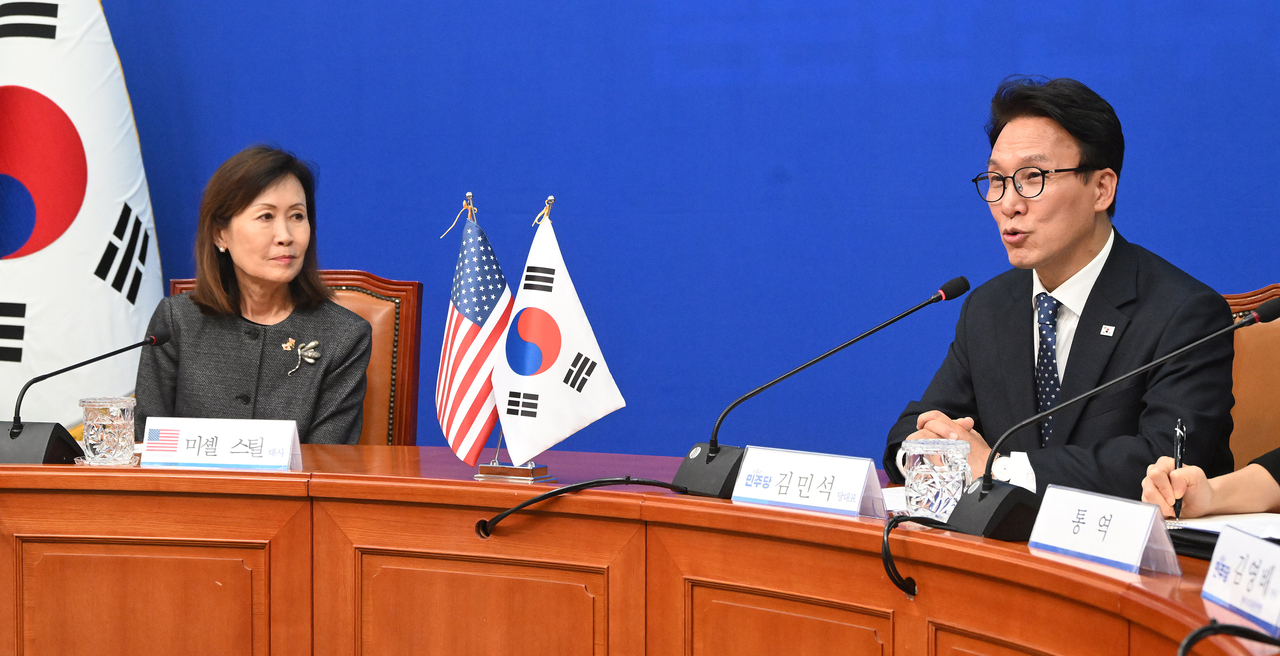 김민석 더불어민주당 대표가 15일 서울 여의도 국회에서 미셸 스틸 주한미국대사를 접견하고 있다. 이상섭 기자