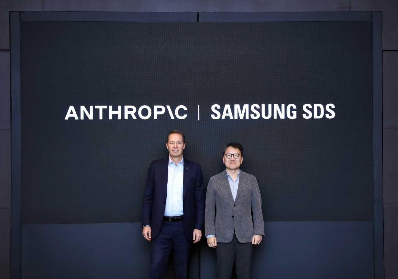 Samsung SDS CEO Lee Jun-hee (right) and Chris Chaury, head of international go-to-market at Anthropic, pose for a photo. [Samsung SDS]