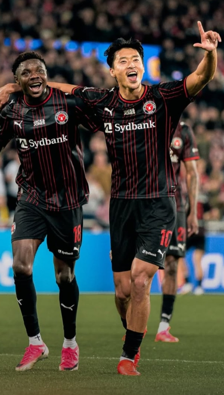 Cho Gue-sung (right)    (Midtjylland social media)