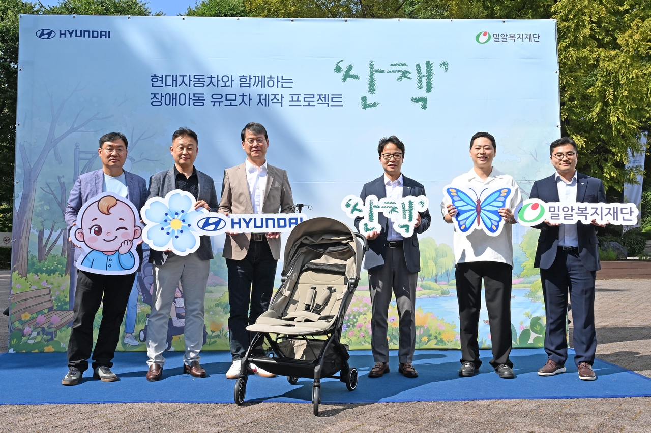 Hyundai Motor Domestic Business Support Division Senior Managing Director Kim Kyung-jo (from left), Domestic Support Business Division Senior Managing Director Kim Eun-hee, Domestic Business Headquarters Head Yun Hyo-jun, Miral Welfare Foundation General Headquarters Director Hwang Dae-byeok, WHY-UP CEO Do Hong-gu and Miral Welfare Foundation Director Jo Seong-gyeol pose for a photo. [Hyundai Motor]