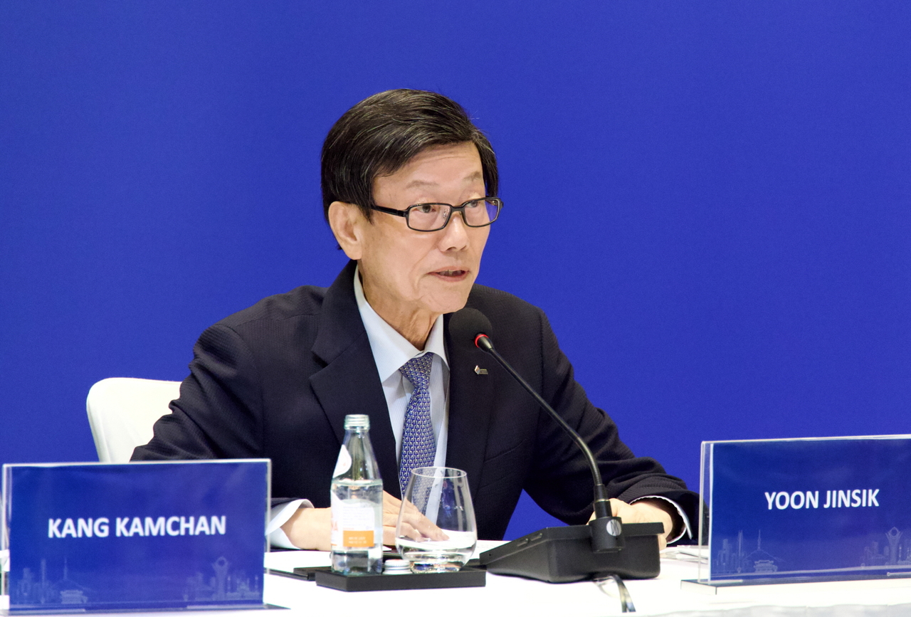 윤진식 한국무역협회 회장이 15일 서울시 종로구 포시즌스 호텔에서 개최된 ‘한-카자흐스탄 비즈니스 라운드테이블’에서 환영사를 하고 있다. [한국무역협회 제공]