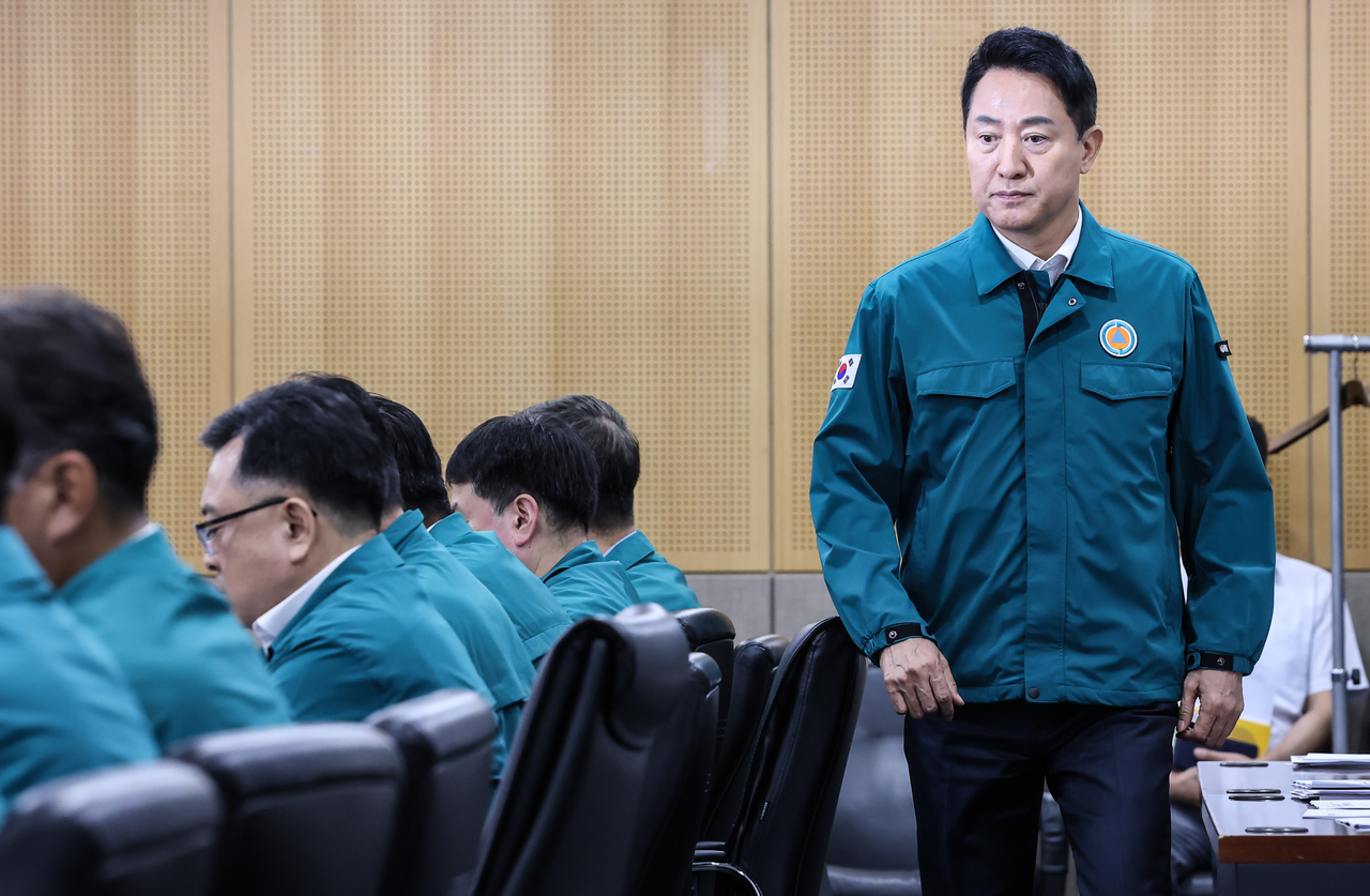 Seoul Mayor Oh Se-hoon attends an emergency meeting on the Seoul city bus strike at Seoul City Hall in Jung-gu on Tuesday morning.