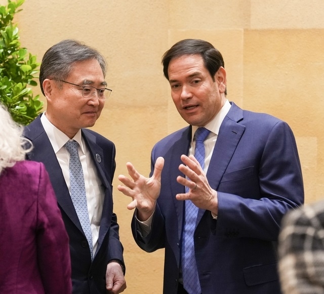 South Korean Foreign Minister Cho Hyun (left) speaks with US Secretary of State Marco Rubio during the Group of Seven (G7) foreign ministers’ meeting held in Niagara, Canada, in November last year. (Ministry of Foreign Affairs in Seoul)