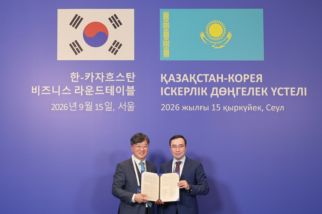 15일 서울 포시즌스 호텔에서 현대그린푸드 박홍진(왼쪽) 사장과 알라타우시 총괄청 알리셰르 압디카디로프 대표가 파트너십을 체결한 후 기념촬영을 하고 있다. [현대그린푸드 제공]