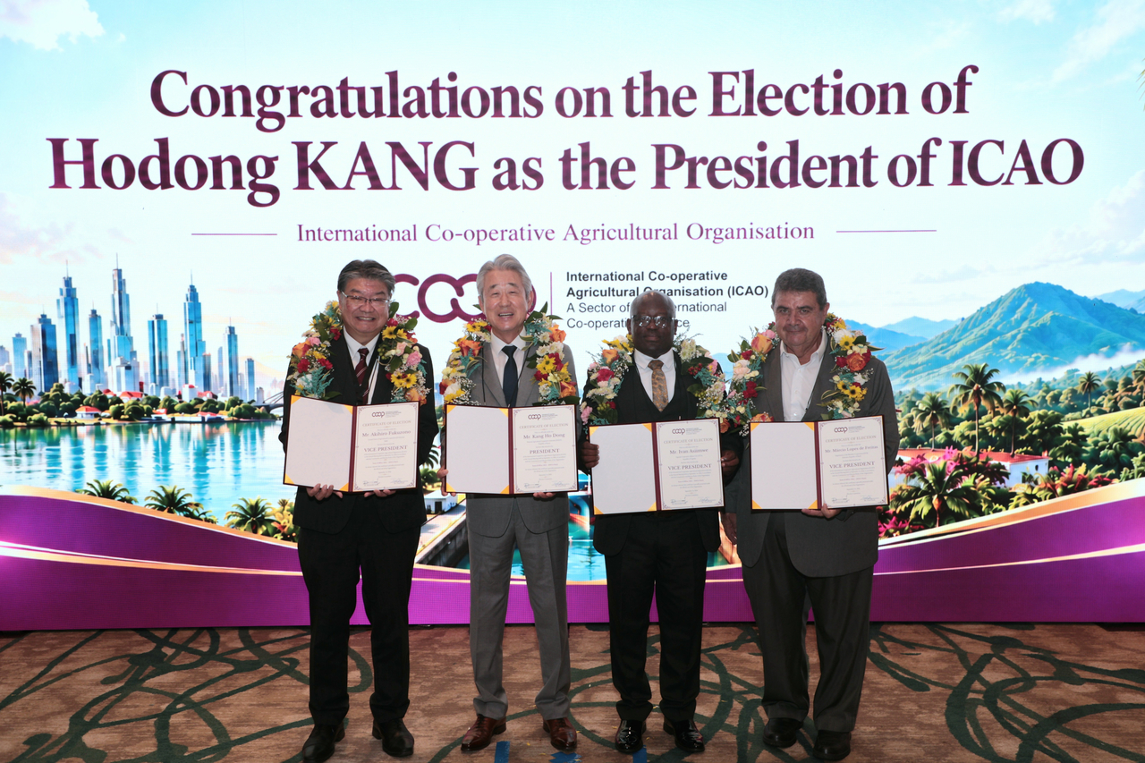 Kang Ho-dong (second from left), chairman of the National Agricultural Cooperative Federation, poses with vice presidents after being reelected president of the International Cooperative Agricultural Organisation at its general assembly in Panama City, Panama, on Monday (local time). [NACF]