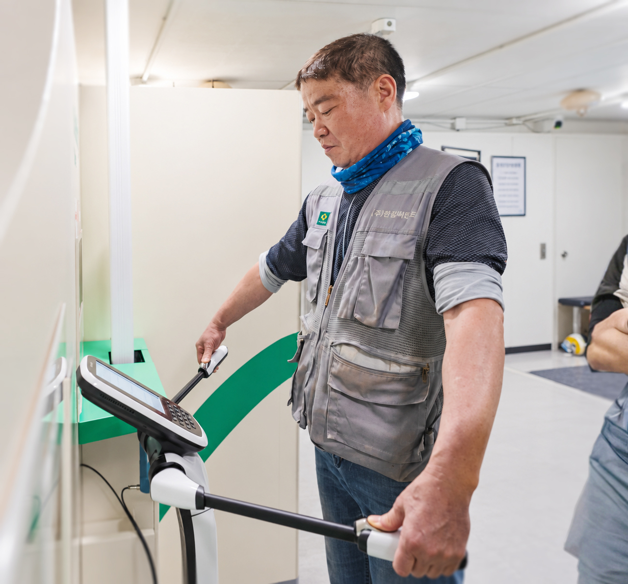 A worker undergoes a physical checkup at a Wellfy Station installed at the NCsoft RDI Center construction site in Pangyo. [Samsung C&T provided]
