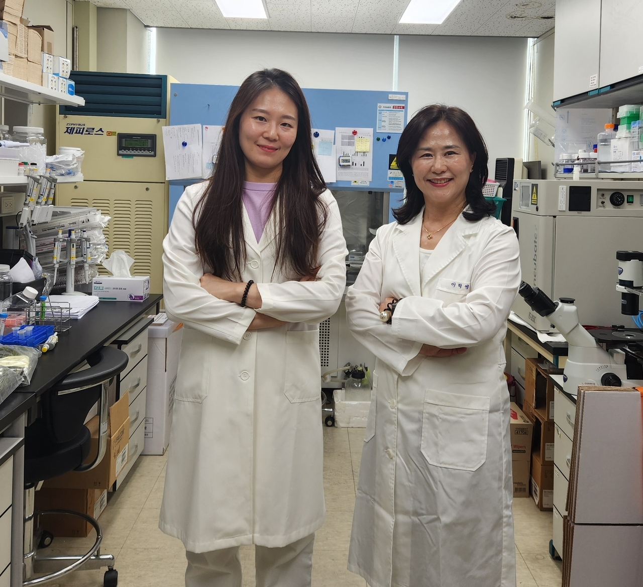 Researchers Lee Bo-ram (left) and Lee Mi-young, who conducted the study. [Korea Institute of Oriental Medicine]