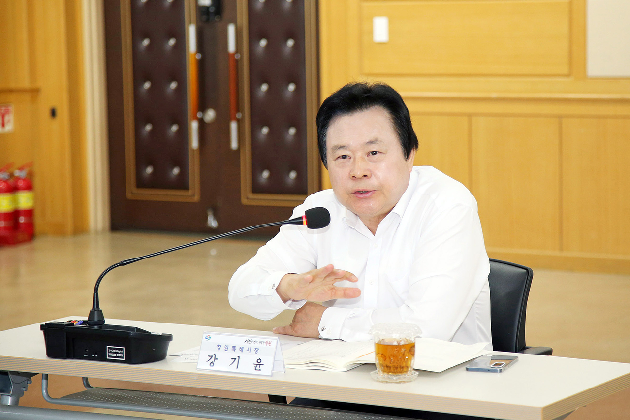 강기윤 창원시장이 14일 시청 제3회의실에서 ‘관행적·불필요 사업 정비 보고회’를 주재하고 있다. [창원시 제공]