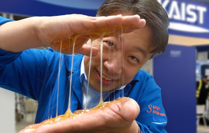 KAIST Chair Professor Lee Haeshin demonstrates polyphenol complex technology at CES 2026. [Herald DB]