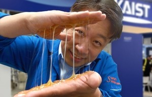 KAIST develops 'universal biomaterial' that sticks to wounds and spreads water instantly