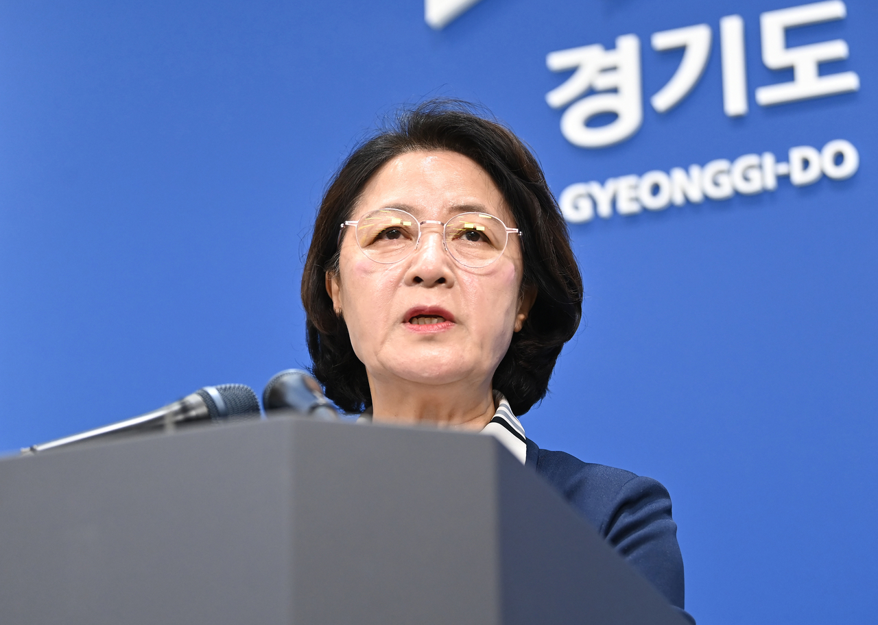 Gyeonggi Province Governor Choo Mi-ae holds a press conference on the province's fiscal situation at the Gyeonggi Provincial Government building in Yeongtong-gu, Suwon, on Aug. 5. [Newsis]