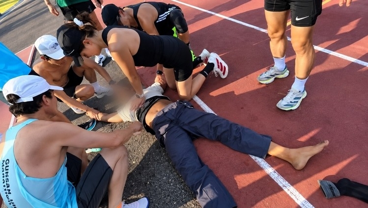 Running club members perform CPR on a man after he collapsed on the track. (Jeonbuk Fire Safety Headquarters)