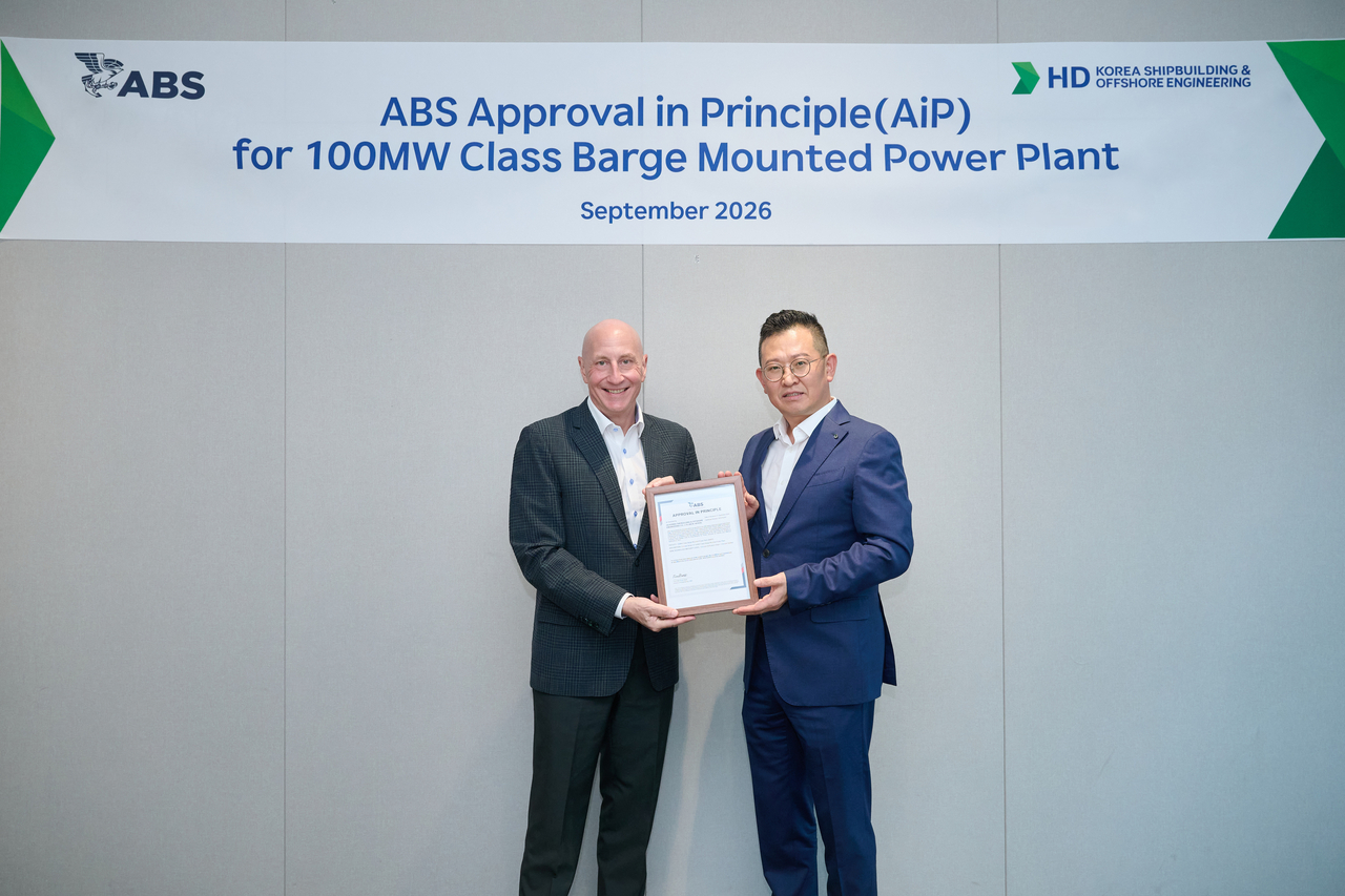 Lee Dong-jin (right), head of basic design at HD Korea Shipbuilding & Offshore Engineering, and Francis Genco, vice president of the American Bureau of Shipping, pose for a photo at the certification ceremony. [HD Korea Shipbuilding & Offshore Engineering]