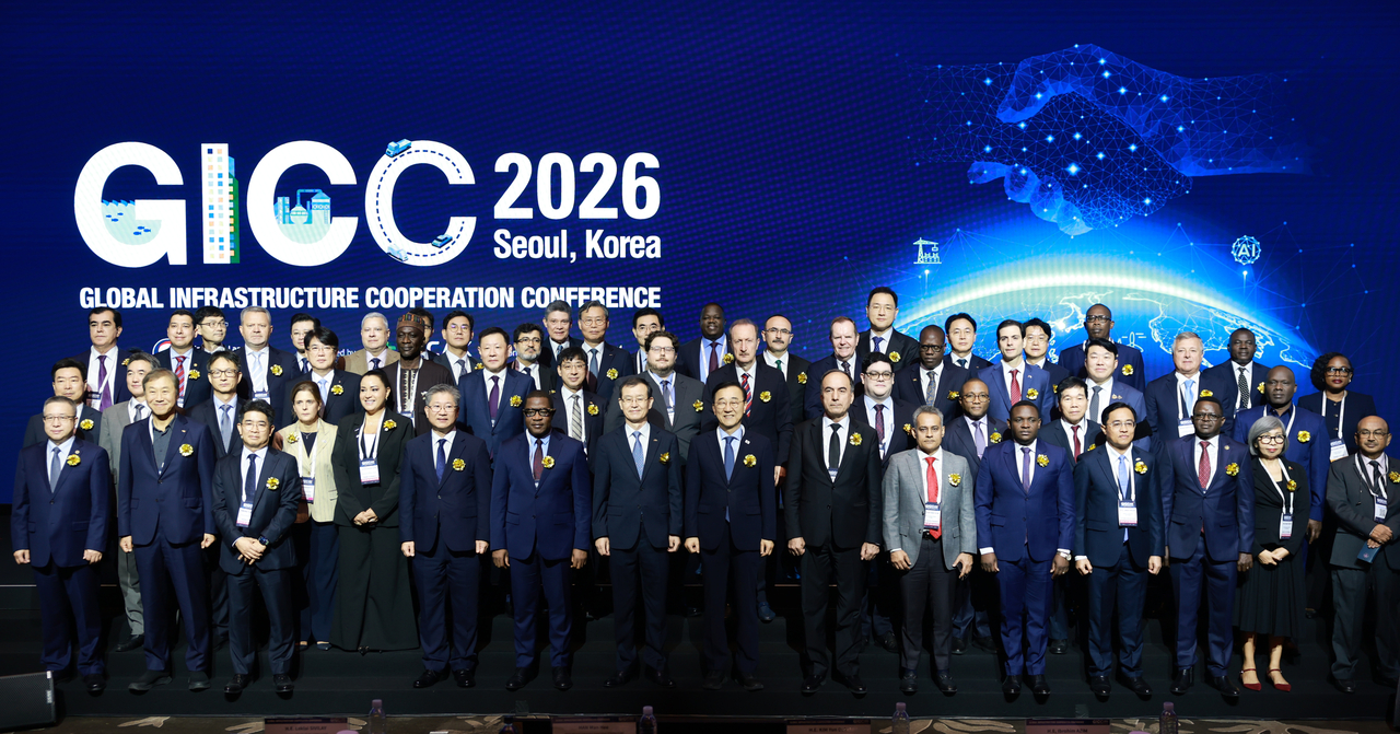 ‘글로벌 인프라 협력 콘퍼런스(GICC) 2026’에서 참석자들이 기념사진을 찍고 있다. [국토교통부 제공]