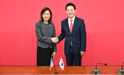 장동혁 국민의힘 대표가 15일 서울 여의도 국회에서 미셸 스틸 주한미국대사를 접견하고 있다. 이상섭 기자