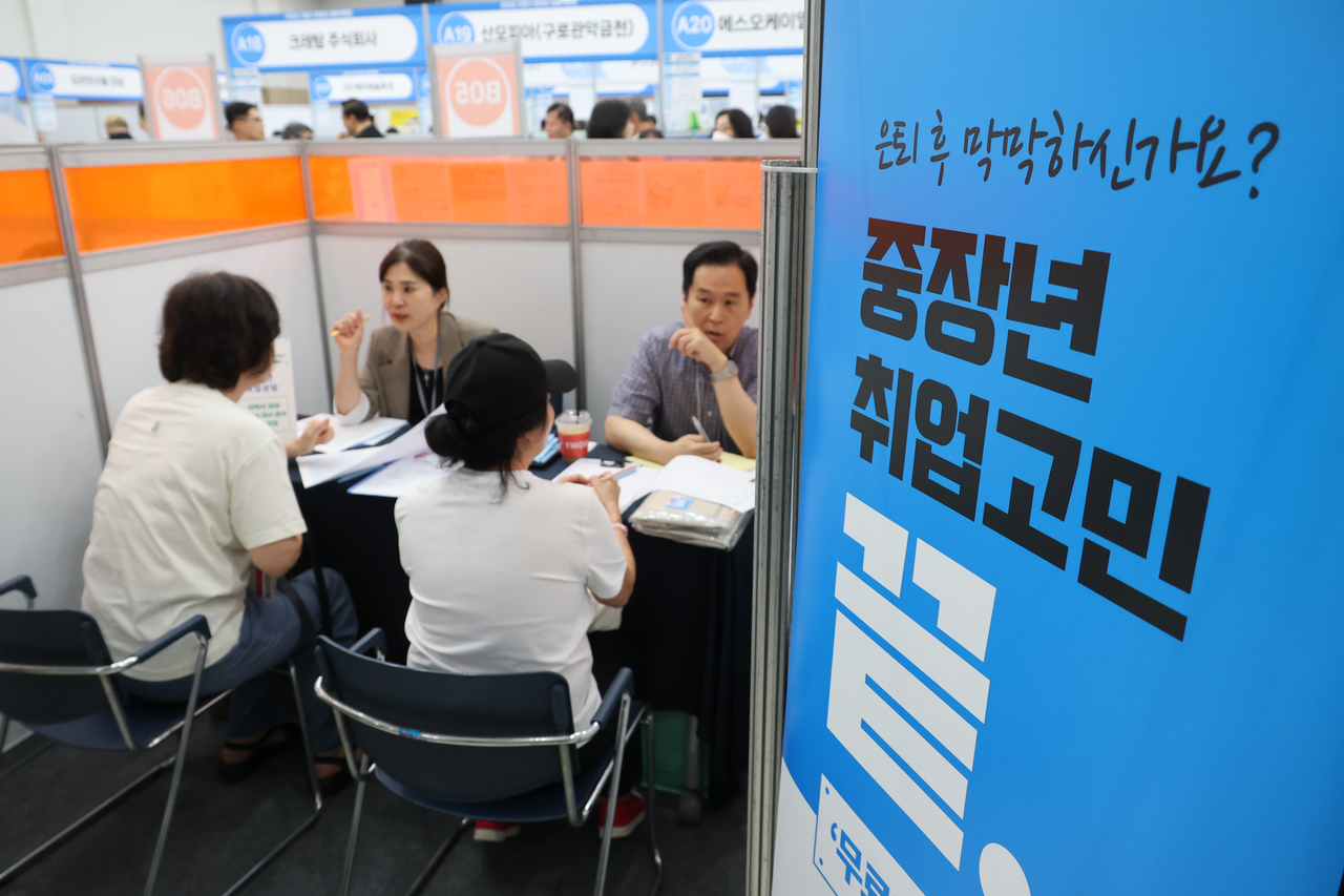 16일 서울 구로구청에서 열린 ‘중장년 채용박람회’를 찾은 구직자들이 취업 상담을 받고 있다. [연합]