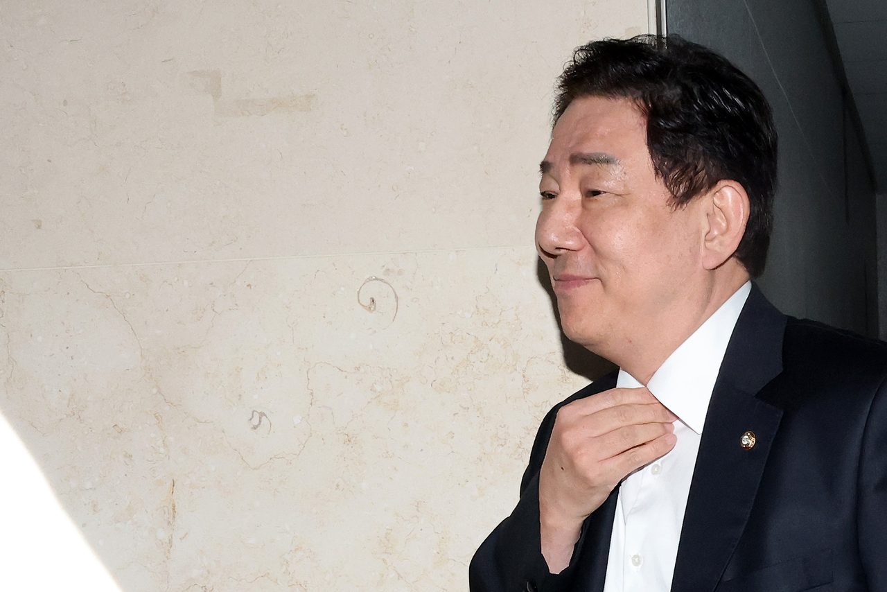 Independent lawmaker Kim Byung-kee, former floor leader of the Democratic Party of Korea, leaves his National Assembly office on Sunday, the day police applied for a pre-arrest warrant against him.