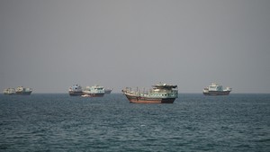 Iran's Revolutionary Guard claims supertanker hit mine in Strait of Hormuz, declares strait 'fully blockaded'
