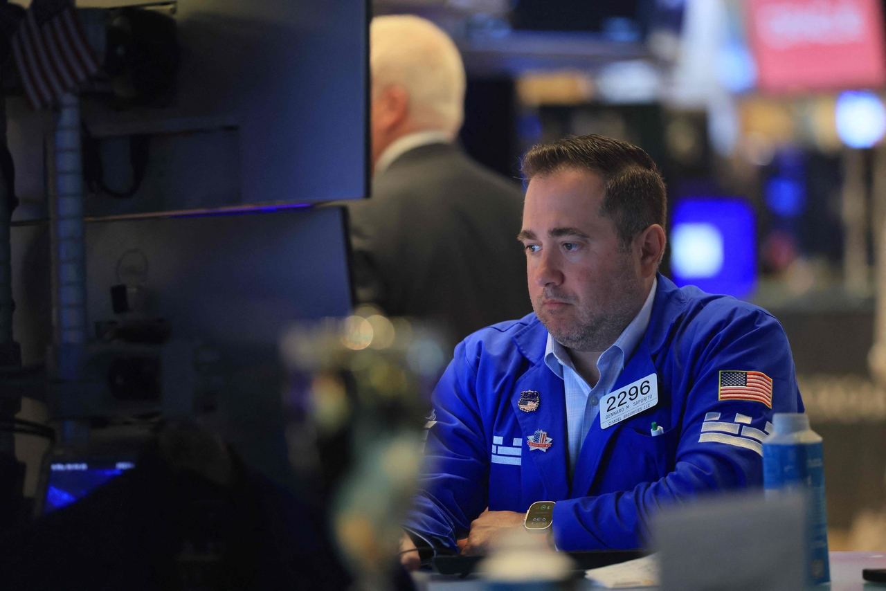 뉴욕증권거래소(NYSE)에서 트레이더들이 일을 하고 있다. [AFP]