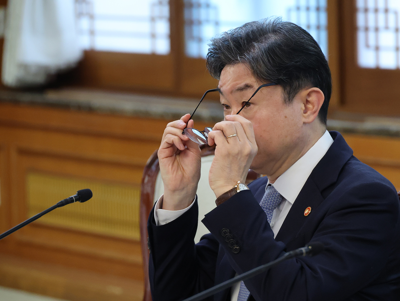 이억원 금융위원장이 10일 서울 종로구 정부서울청사에서열린  비상경제점검회의에 참석하고 있다. [연합]