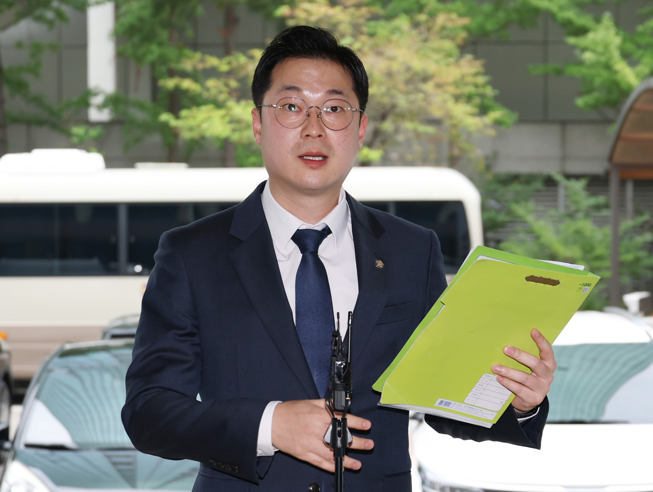 공무상 비밀누설 등 혐의로 무소속 한동훈 의원을 고발한 더불어민주당 김동아 의원이 13일 고발인 조사를 위해 영등포경찰서에 출석하며 입장을 말하고 있다. <연합뉴스>
