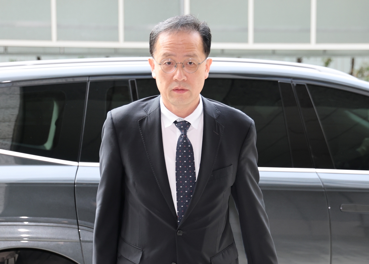 Lee Hyung-il, nominee for deputy prime minister and minister of the Ministry of Economy and Finance, arrives Monday at his confirmation hearing preparation office at the Korea Deposit Insurance Corporation in Jung-gu, Seoul. [Yonhap]