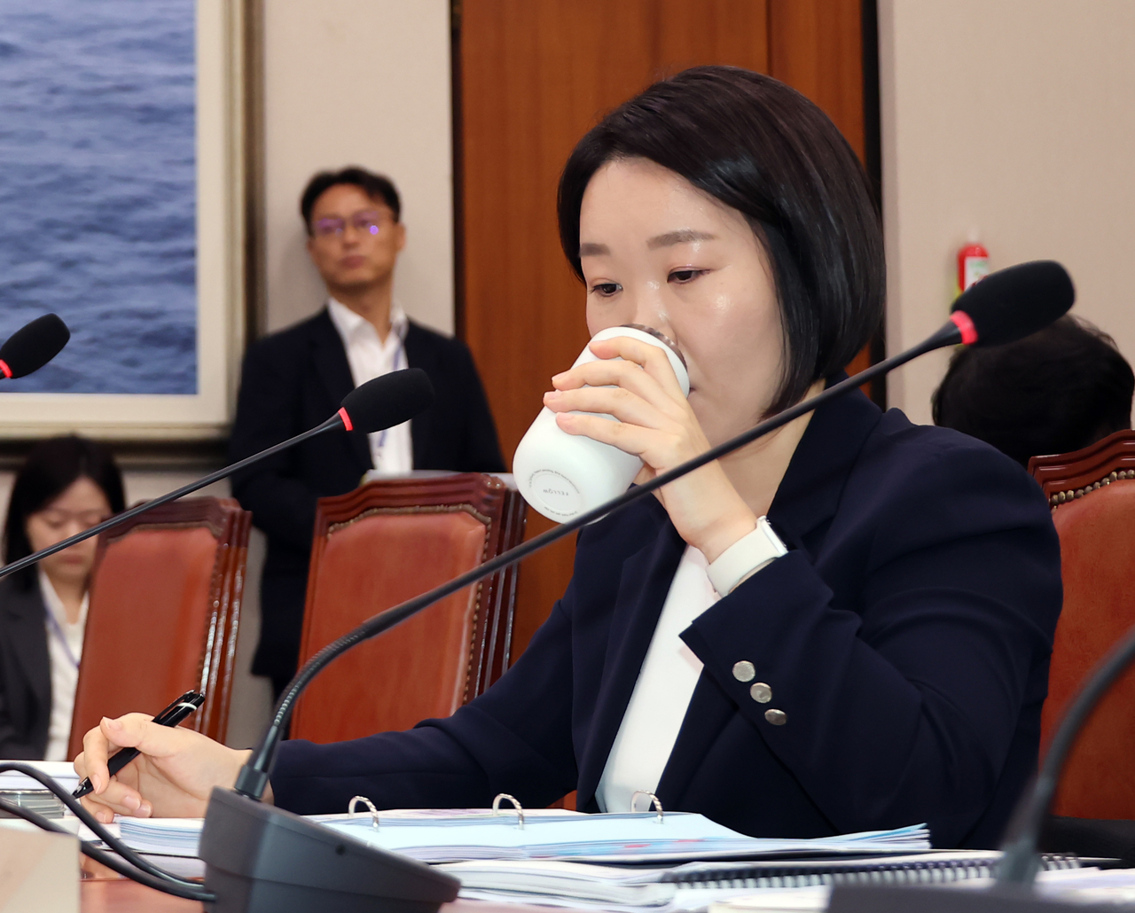 Lee So-young, nominee for minister of SMEs and Startups, takes a sip of water during her confirmation hearing at the National Assembly's Trade, Industry, Energy, SMEs and Startups Committee on Tuesday. [Yonhap]