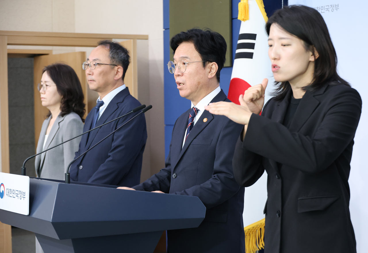 김영훈 고용노동부 장관이 15일 서울 종로구 정부서울청사에서 메가특구 연구직 대상 주52시간 예외적용, 파견근로 가능업무 확대 등 노동규제 완화 등을 내용으로 한 ‘메가특구 특별법 관련 사회적 대화 제안’에 대해 브리핑하고 있다. [연합]