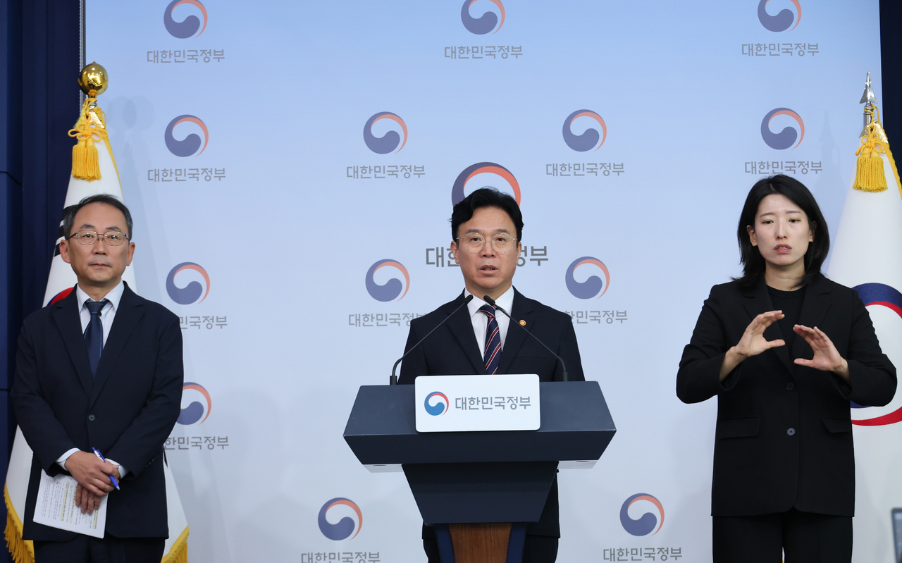 김영훈 고용노동부 장관이 15일 서울 종로구 정부서울청사에서 메가특구 연구직 대상 주52시간 예외적용, 파견근로 가능업무 확대 등 노동규제 완화 등을 내용으로 한 ‘메가특구 특별법 관련 사회적 대화 제안’ 브리핑하고 있다. [연합]