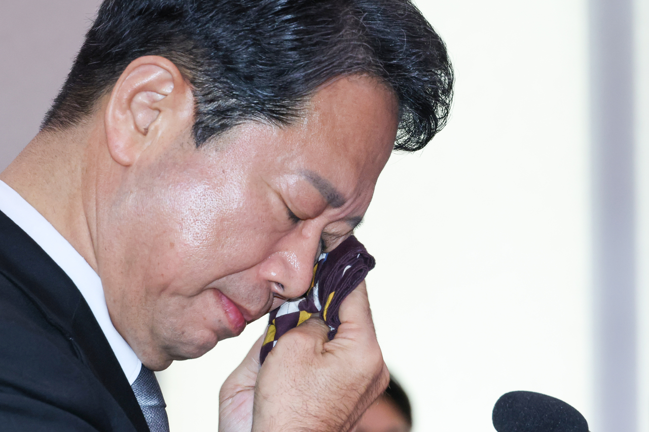 Justice Minister nominee Rep. Kim Seung-won shed tears during the confirmation hearing at the National Assembly's Legislation and Judiciary Committee on Tuesday. (Yonhap)