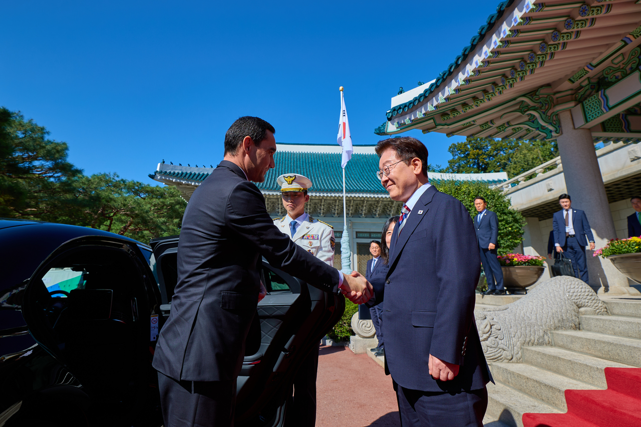 President Lee Jae Myung greets Turkmenistan President Serdar Berdimuhamedov, who is on a state visit to South Korea, at Cheong Wa Dae on Tuesday. [Cheong Wa Dae]
