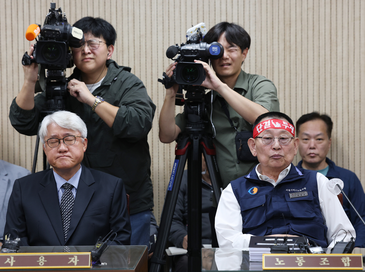 Seoul city bus management and union representatives hold a second mediation session Monday, a day before the union's planned strike, over a labor dispute involving the application of regular wages and pay increases. [Yonhap]