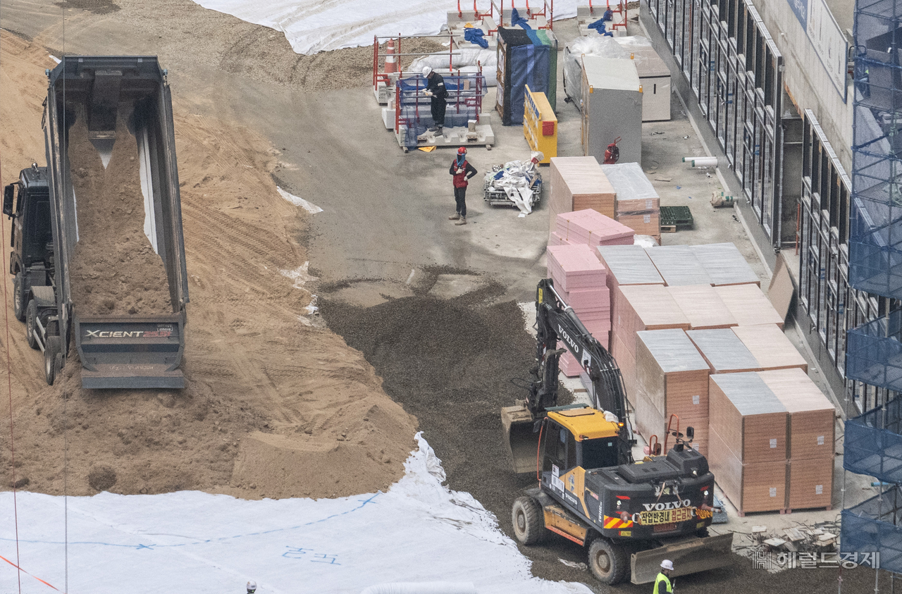 A housing reconstruction site in Seoul. [Yoon Chang-bin]