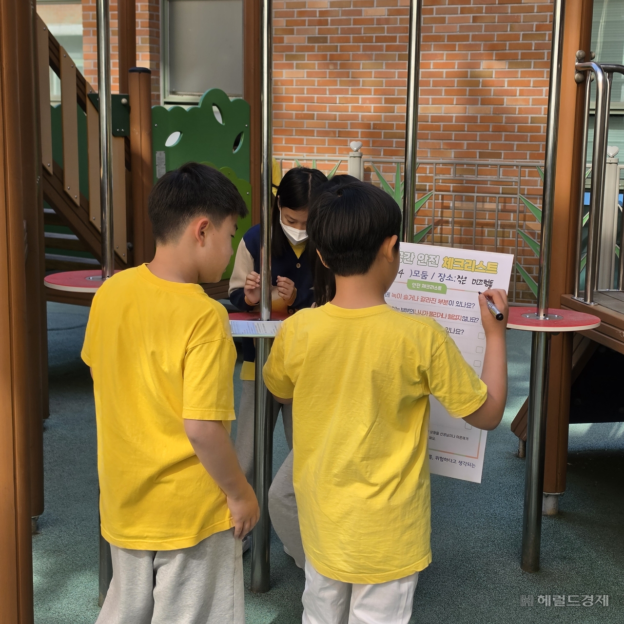 잠신초등학교 1층 ‘숲사랑놀이터’에서 4학년 학생들의 안전수업이 진행되고 있다. 김용재 기자