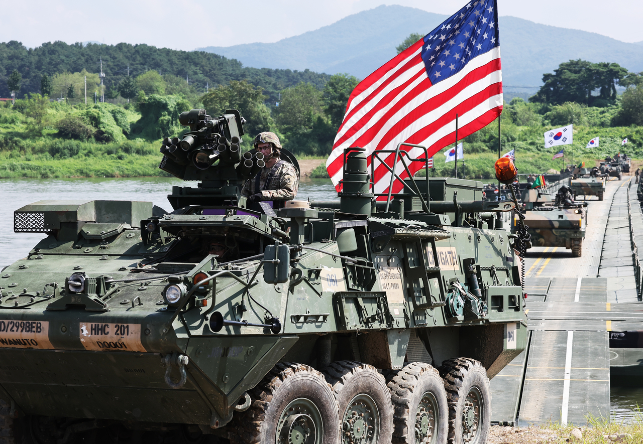 A USFK Stryker armored vehicle and a South Korean Army K200 armored personnel carrier cross a pontoon bridge over the South Han River in Yeonju-dong, Yeoju, Gyeonggi Province, during a combined arms river-crossing exercise on Aug. 27. The drill involved the Army's 7th Engineer Brigade and the 2nd Infantry Division/ROK-US Combined Division's 11th Engineer Battalion. [Yonhap]
