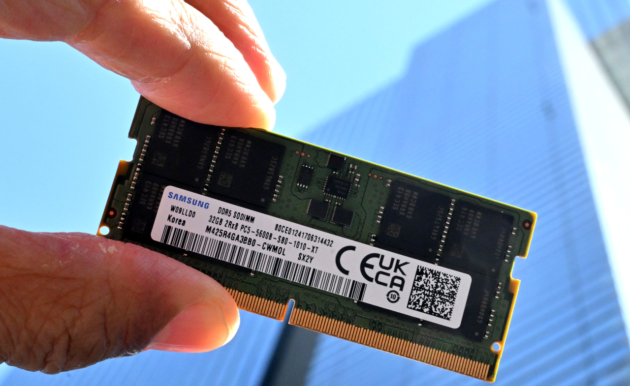 서울 서초구 삼성전자 서초사옥을 배경으로 촬영한 노트북용 DDR5 DRAM. [헤럴드DB]