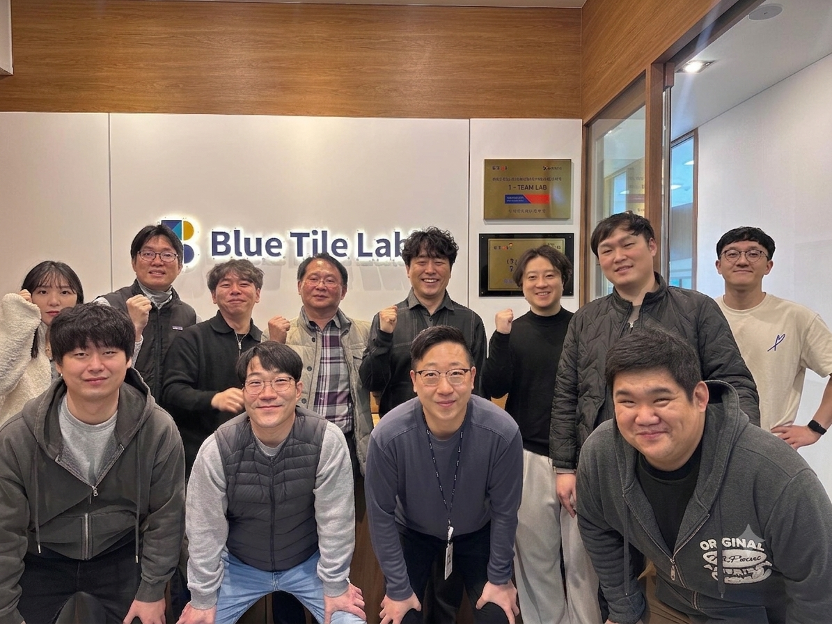 블루타일랩 대전R&D센터 연구진이 기념촬영을 하고 있다.[연구개발특구진흥재단 제공]