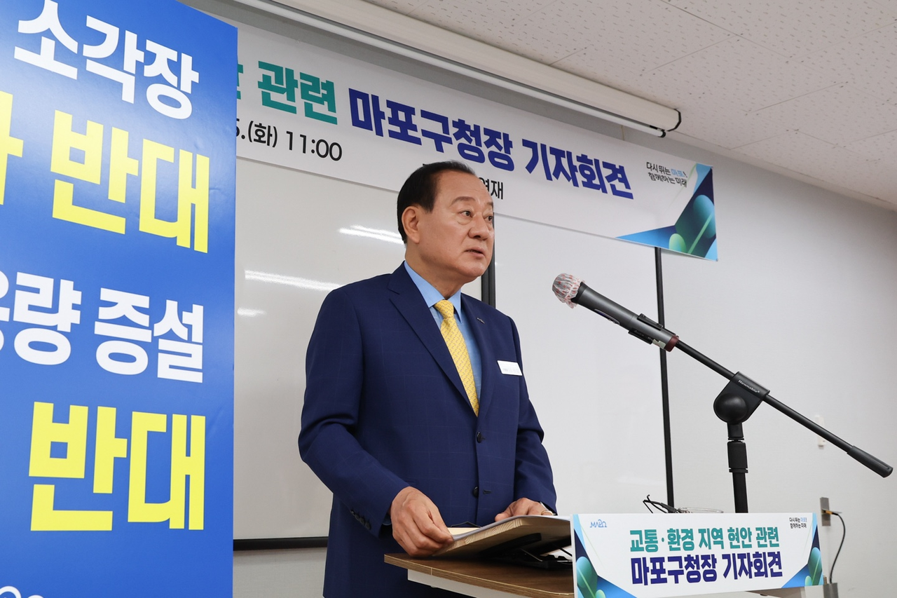 유동균 서울 마포구청장이 15일 서울시청 인근에서 교통, 자원회수시설 등 현안 관련 기자회견을 하고 있다. [마포구 제공]