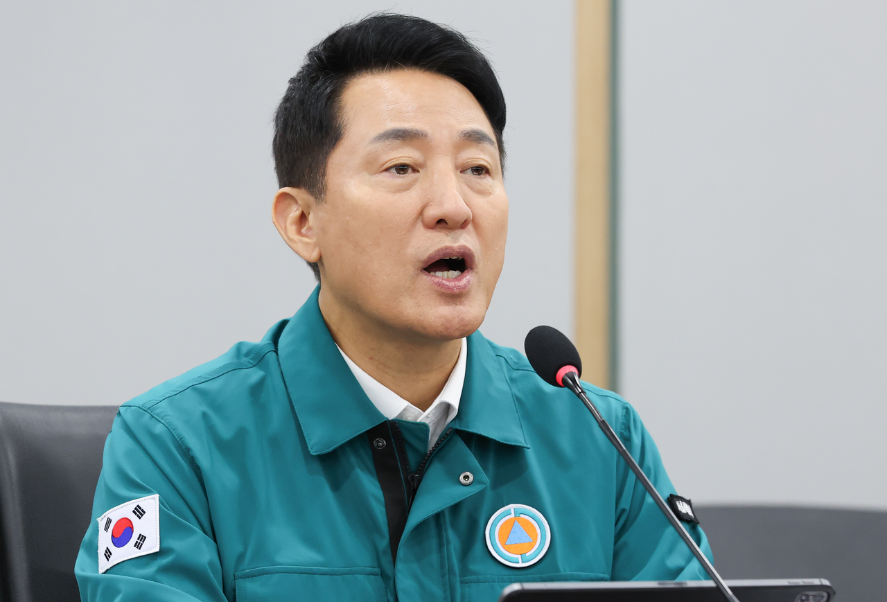 오세훈 서울시장이 15일 오전 서울 중구 서울시청에서 열린 서울 시내버스 파업 관련 긴급 대책 회의에서 모두발언을 하고 있다. 윤창빈 기자